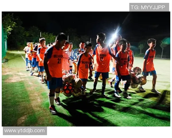 传奇足坛巨星们的光辉岁月：他们如何塑造了现代足球历史