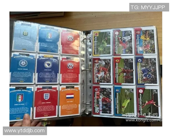 小学生挑战球星卡足球拆包大赛 看谁能集齐全套珍稀卡片